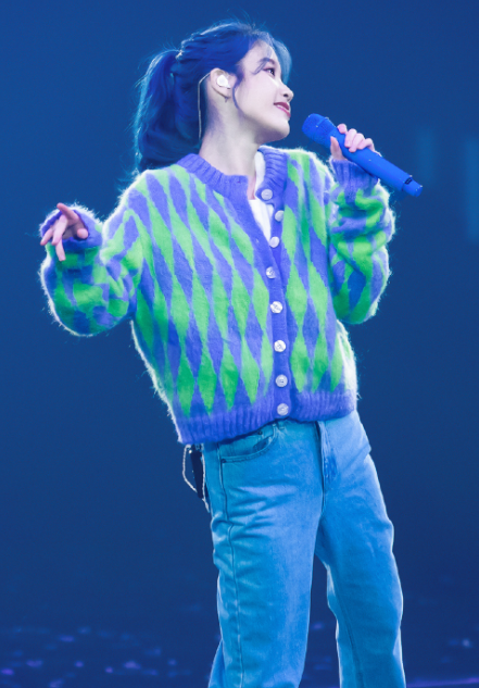 iu国内捐赠2个亿,自己却穿着199包邮针织衫,真是人美心善_腾讯新闻