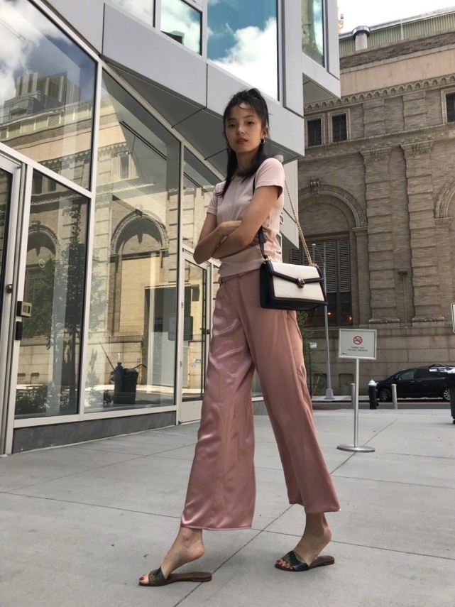 3,白t搭黑色超短裤:日常,简洁雎晓雯上身穿白色t恤