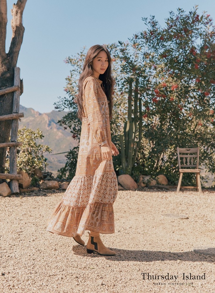 白色的中袖v领上衣搭配浅蓝色牛仔裤,孔孝真的这个造型简单又不失时尚