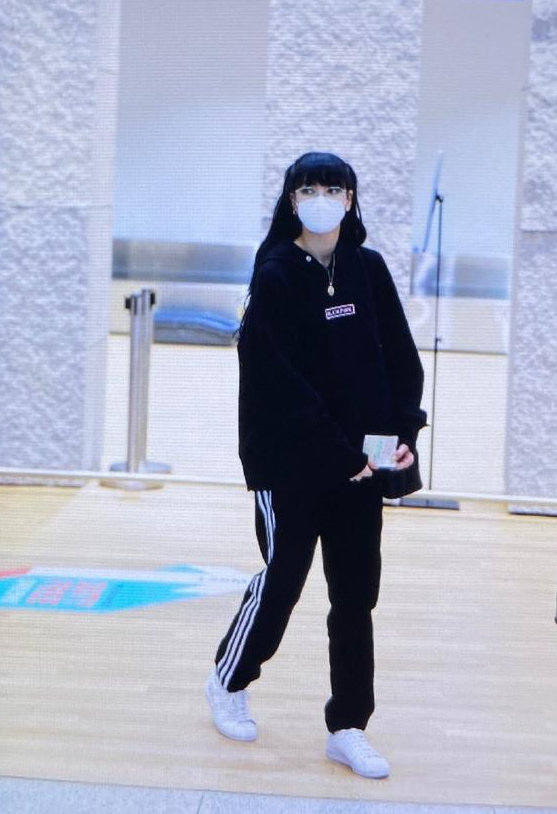 lisa身穿黑色卫衣搭配休闲裤现身,绑着双马尾,酷感十足
