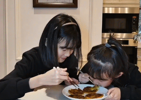 陆毅两个女儿下厨做饭,8岁小叶子徒手烙饼,动作熟练超能干