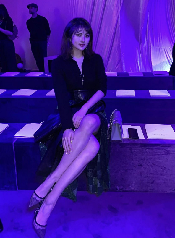 华为老总小千金晒照,颜值衣品完胜姐姐孟晚舟,这才是"白富美"