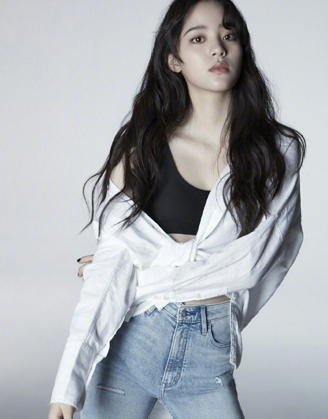 欧阳娜娜内衣广告大片释出大胆尝试新风格运动款式简约