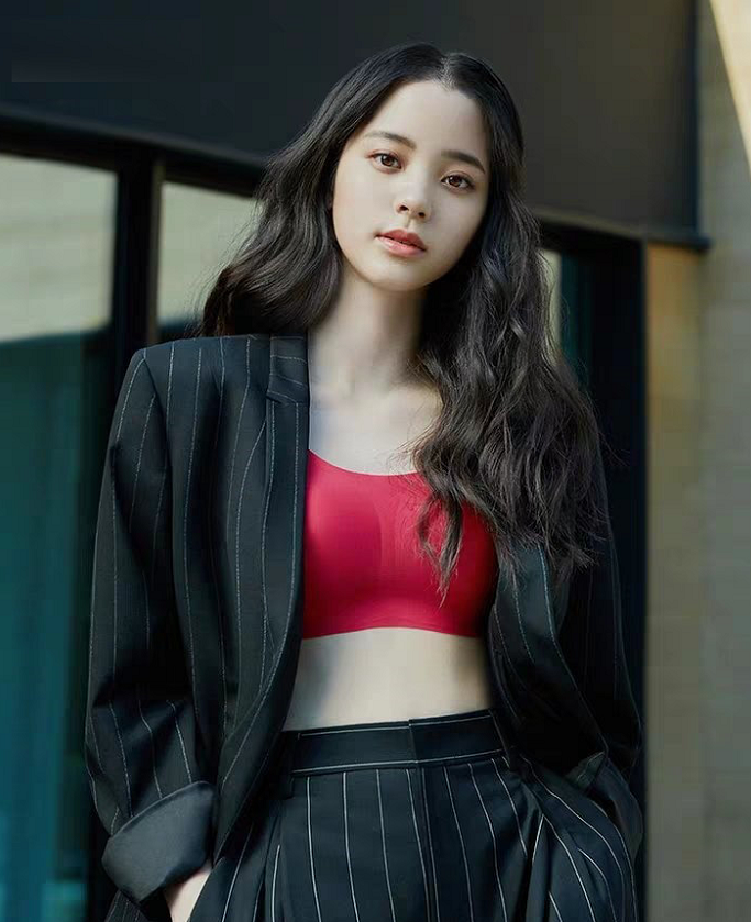 欧阳娜娜内衣广告大片释出大胆尝试新风格运动款式简约