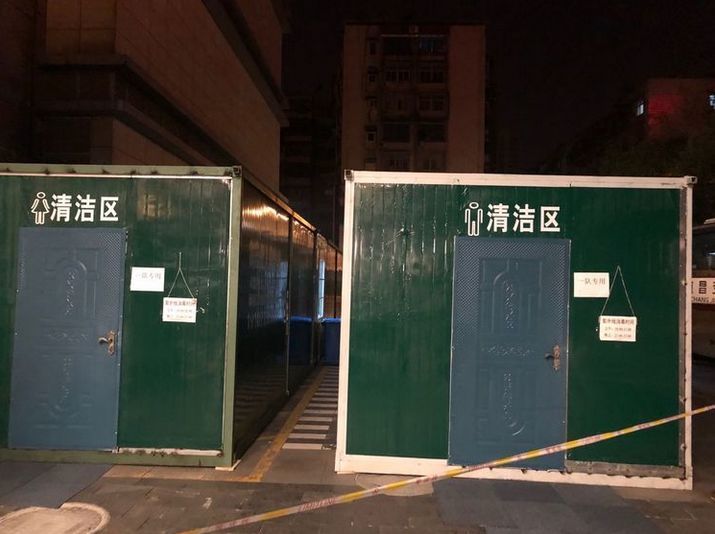 污染区步入缓冲区,在这里穿上干净的外套回酒店.