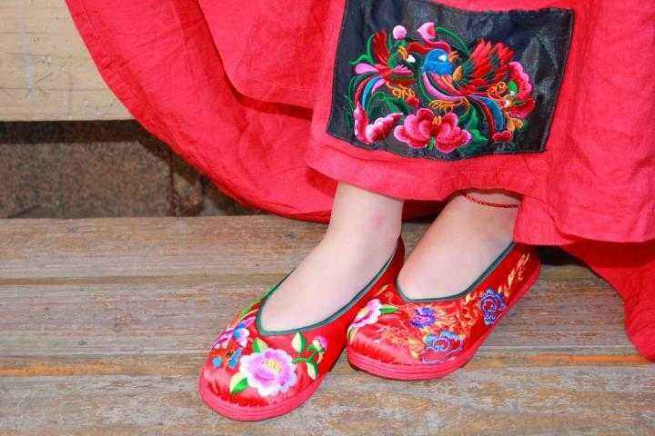 她听说自己的丈夫不喜欢小脚的女人,但是鞋子太大,只能塞棉花进去.