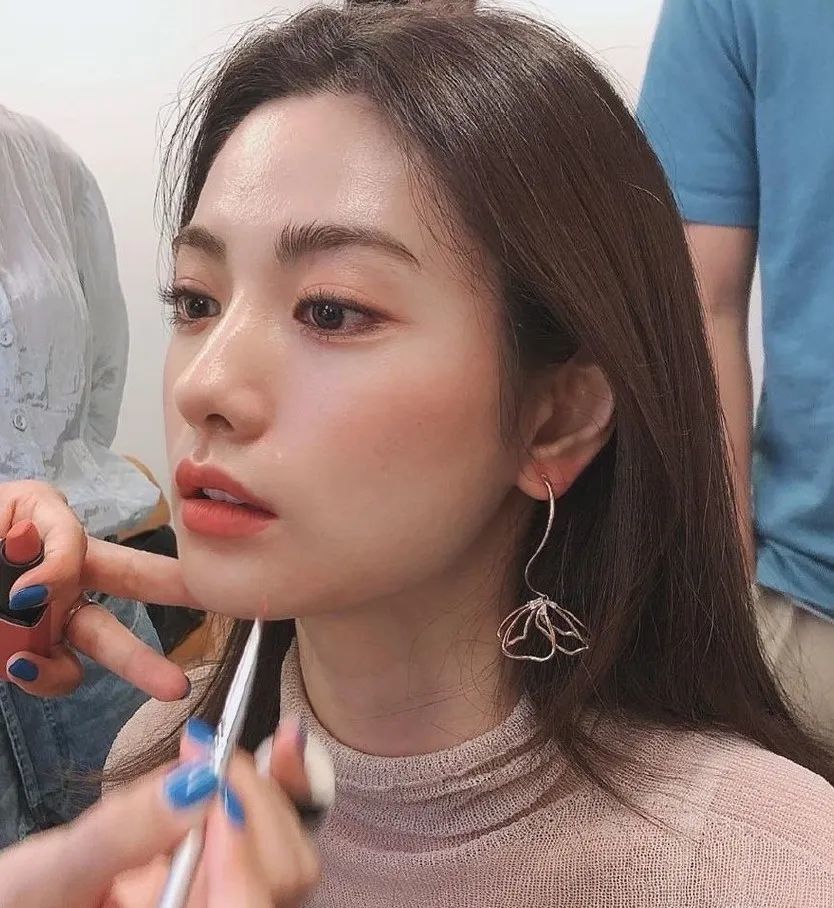 天生厌世脸的小松菜奈,自然的野生眉和齐刘海让她多了一份灵动和天真