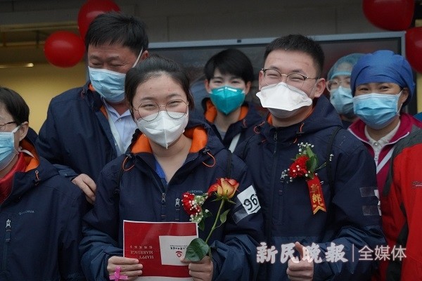 下午5时20分,在雷神山医院院长王行环的陪同下,上海交通大学医学院