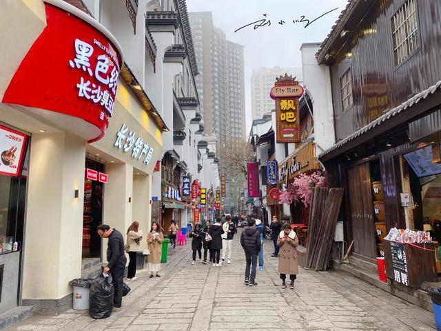 1万亿,与长沙还有一定的差距,不过郑州和长沙一直都在互相较劲,想要