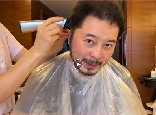 胡可在家给老公沙溢剃头,沙溢胡子邋遢认不出,网友:还我白展堂