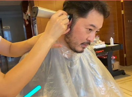 胡可在家给老公沙溢剃头沙溢胡子邋遢认不出网友还我白展堂