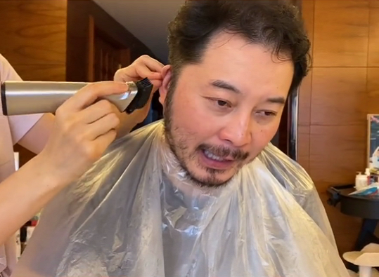 胡可在家给老公沙溢剃头沙溢胡子邋遢认不出网友还我白展堂