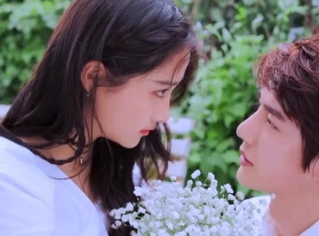 关晓彤王一博共饮一杯饮料,鹿晗评论区炸了,网友:小心变前男友