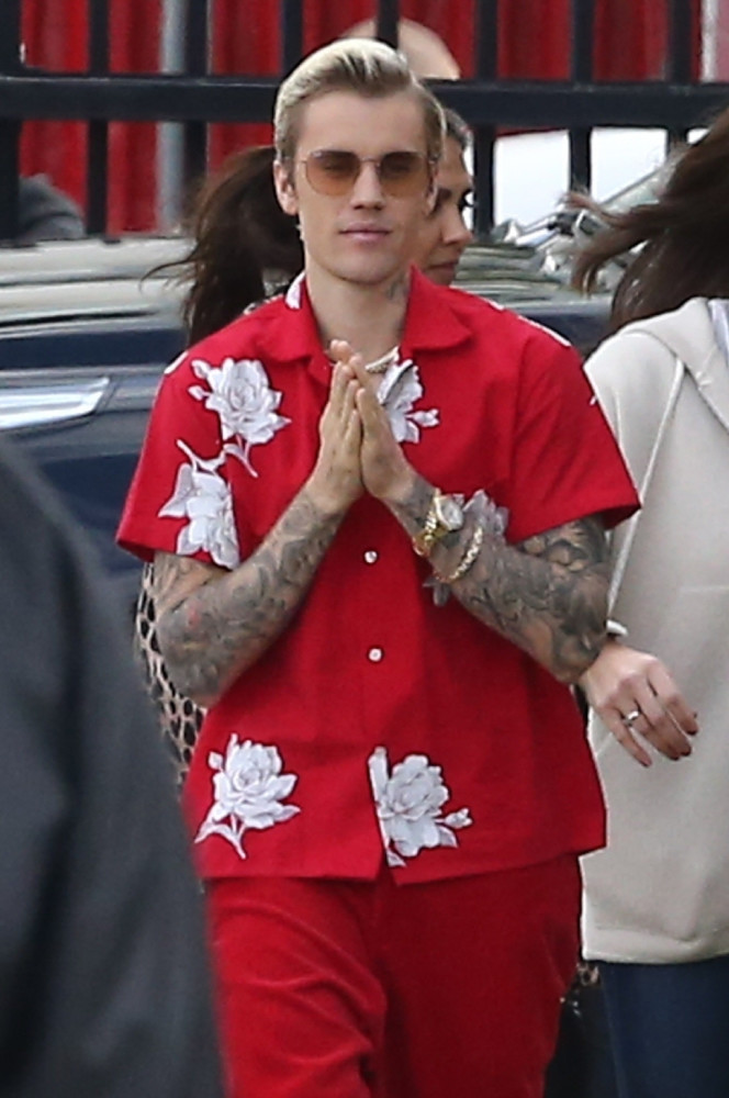 贾斯汀比伯为新歌拍摄mv大背头红衬衫亮相变身花花公子造型