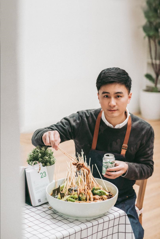 人物介绍:演员,教师,美食达人 7岁开始尝试下厨做饭 喜欢简单纯粹的