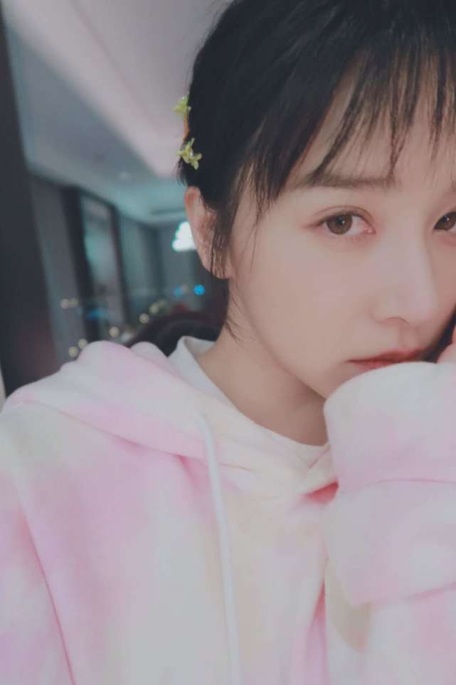 阚清子自拍只拍半张脸,为挡肉真的拼了,十级滤镜下堪比瓷娃娃