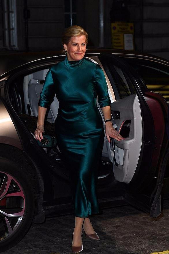 英女王寄希望于小儿媳了苏菲王妃穿深海蓝裙艳压全场实在惊艳