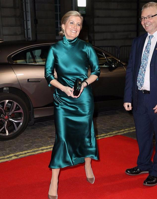 英女王寄希望于小儿媳了?苏菲王妃穿深海蓝裙艳压全场,实在惊艳