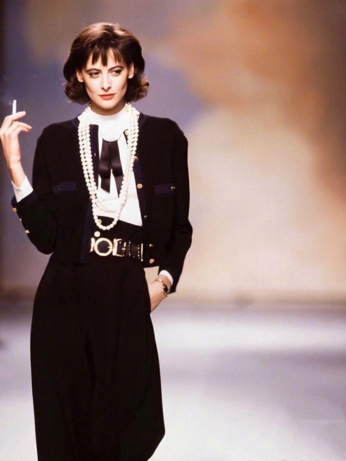 "自由女神像原型"是香奈儿首席超模?秀场上抽烟造型,太酷了