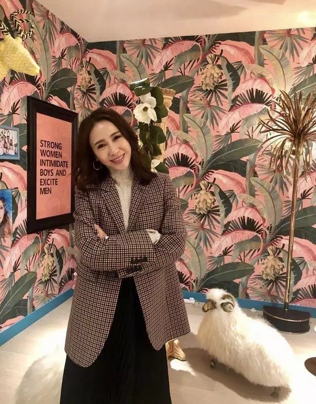 黎姿真会装嫩针织衫搭配休闲裤清纯时髦意外穿出女神范