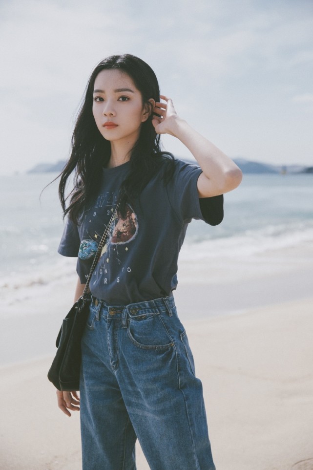 她17岁签约杨幂公司今穿灰t阔腿裤出镜休闲少女范儿