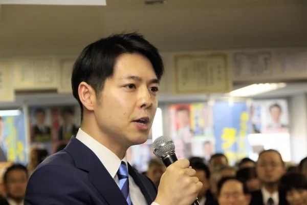 北海道知事宣布停课,顶着一张爱豆脸,也太帅了吧!