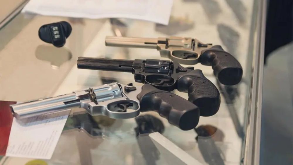 图为泰国的枪支专营店5难以掐断的利益链在泰国,枪支是政府公务人员