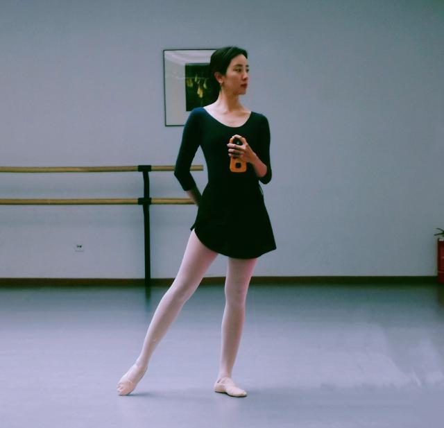 李思思曾主持过7次央视春晚,今年却被佟丽娅和张舒越取代,难道就此