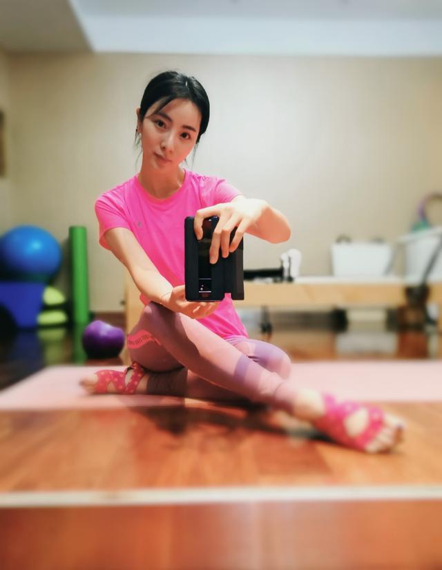 7次主持春晚却没成央视一姐33岁李思思为丈夫儿子牺牲事业