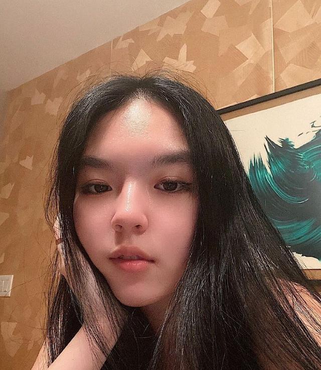 李咏女儿法图麦晒自拍猫眼妆迷人魅惑无名指上戒指很抢镜