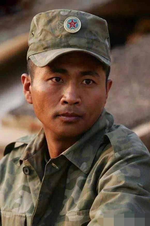 士兵突击中27号不像没见过世面为什么要跟袁朗叫板