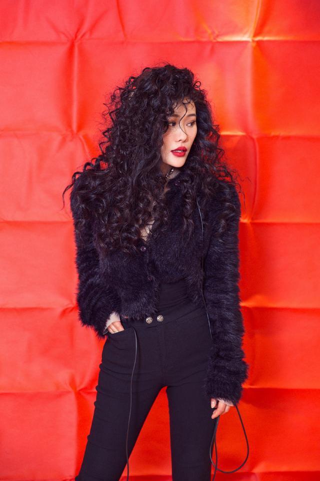 袁娅维晒新发型夸张羊毛卷暴露出惊人发量一般人可驾驭不了