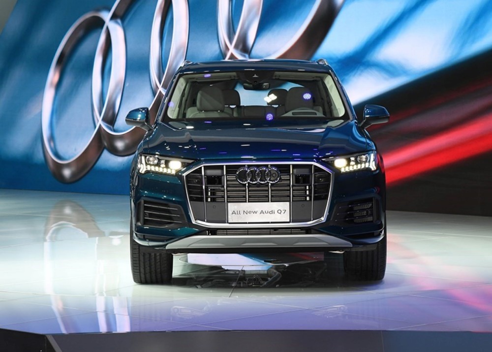 奥迪q7中期改款车型外观大焕新内饰潮前卫6998万起