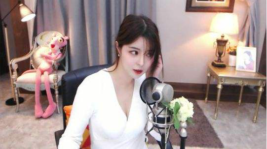 长相清纯的斗鱼主播苏恩大尺度热舞,被纯情少男团团包围