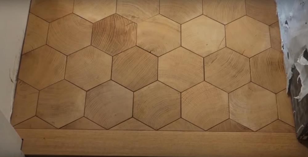 国外达人太牛了,拿装修剩的木板材切成六角砖,铺在地上真好看
