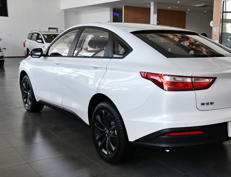 五菱版"宝马x6"!长超4米9配大掀背,油耗6.7l,8.48w