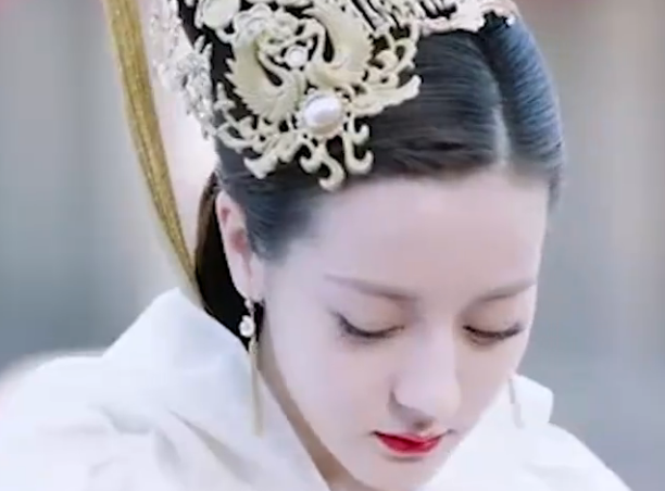 因为阿兰若的这个白色婚服造型实在是太惊艳了,清冷的脸庞搭配奢华的