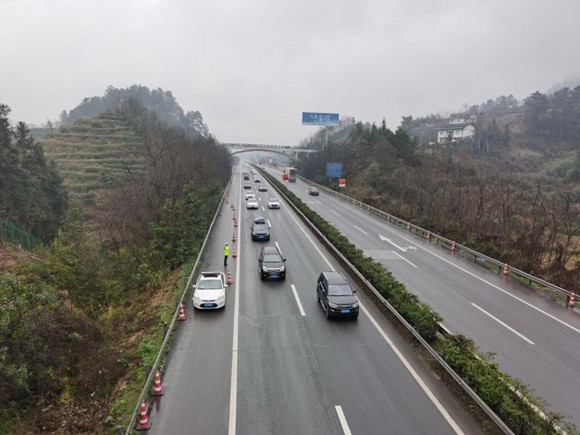 渝湘高速迎车流高峰.市交通运输综合行政执法总队供图 华龙网发