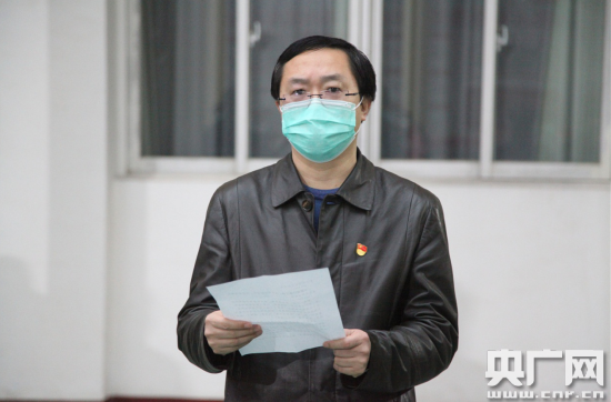 信阳市政府办副主任陈春平主持仪式(央广网发 信阳市中心医院供图)