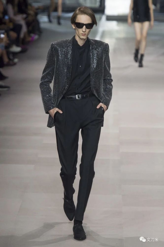 slimane在celine的首秀2019春夏系列,使用了差不多半数的男模,他们穿
