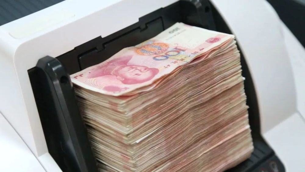 是的,你没看错,视频里正在接受消毒隔离的,是一沓一沓的现金钞票.