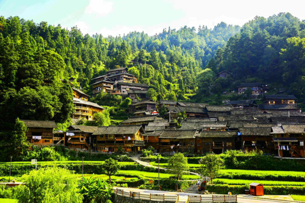 贵州原生态苗寨被称为露天博物馆,村寨的人都穿长裙,不是西江