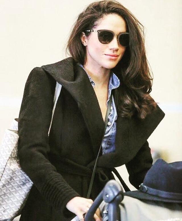 "又当又立"梅根真敢穿?v领印花裙露锁骨,纤细小腿为身材加分