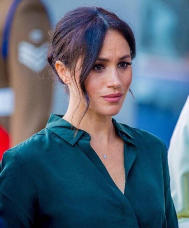 "又当又立"梅根真敢穿?v领印花裙露锁骨,纤细小腿为身材加分