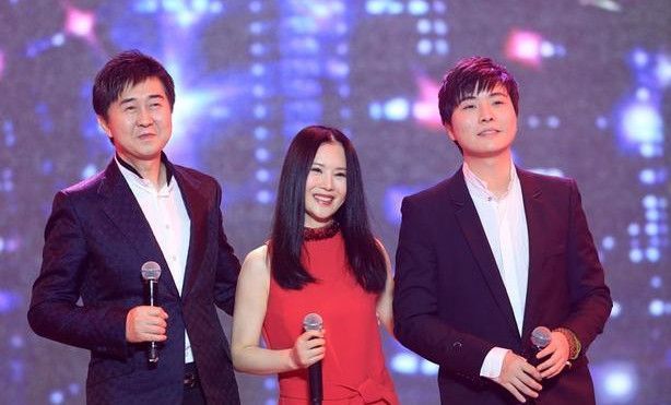 韦唯|为侯耀文抛弃付笛声，又惨遭家暴，57岁歌坛天后如今过得如何？