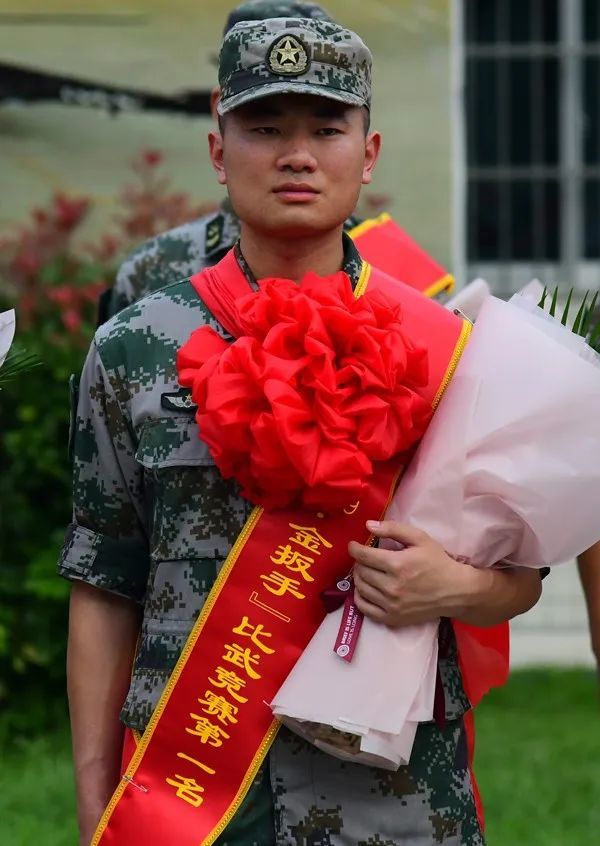 羡慕不一人立功父母老婆共享荣光