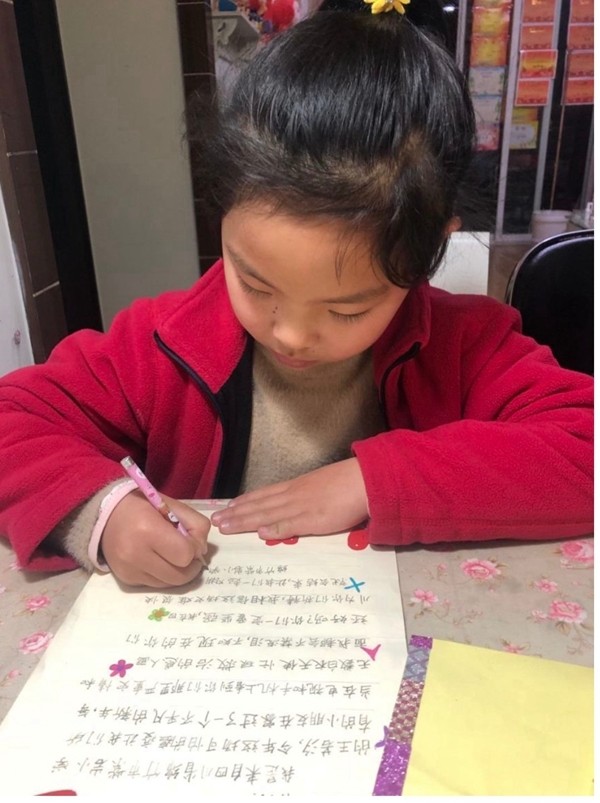 王若汐正在给湖北孝感小朋友写信
