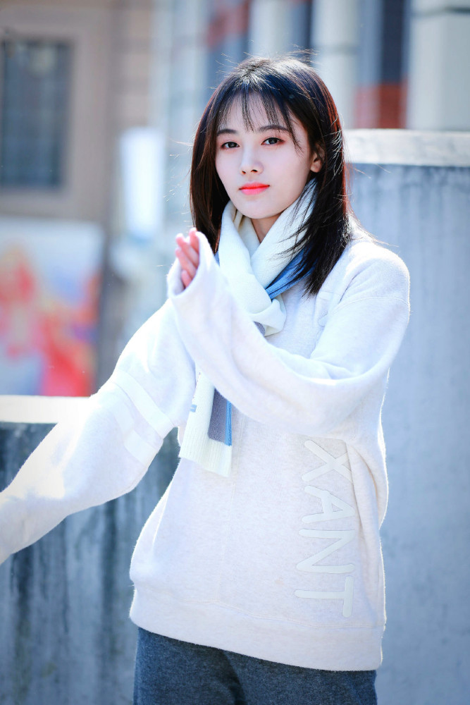 鞠婧祎化身白雪天使纯洁无瑕白色绒衣搭配蓝色围巾彰显冰雪丽人气质
