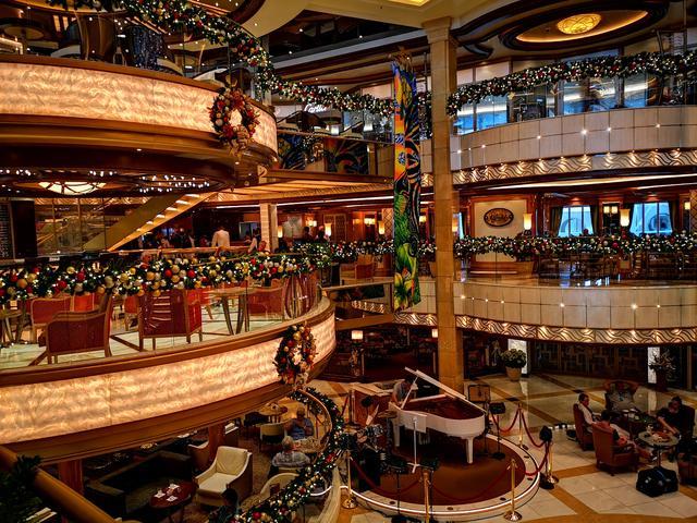 "钻石公主号"(英文名称diamondprincess)位列全球十五大最豪华邮轮之