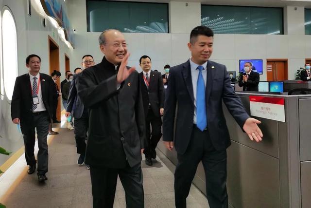 公告称,2月28日,海航集团召开董事会,会议选举陈峰为董事长,选举顾刚